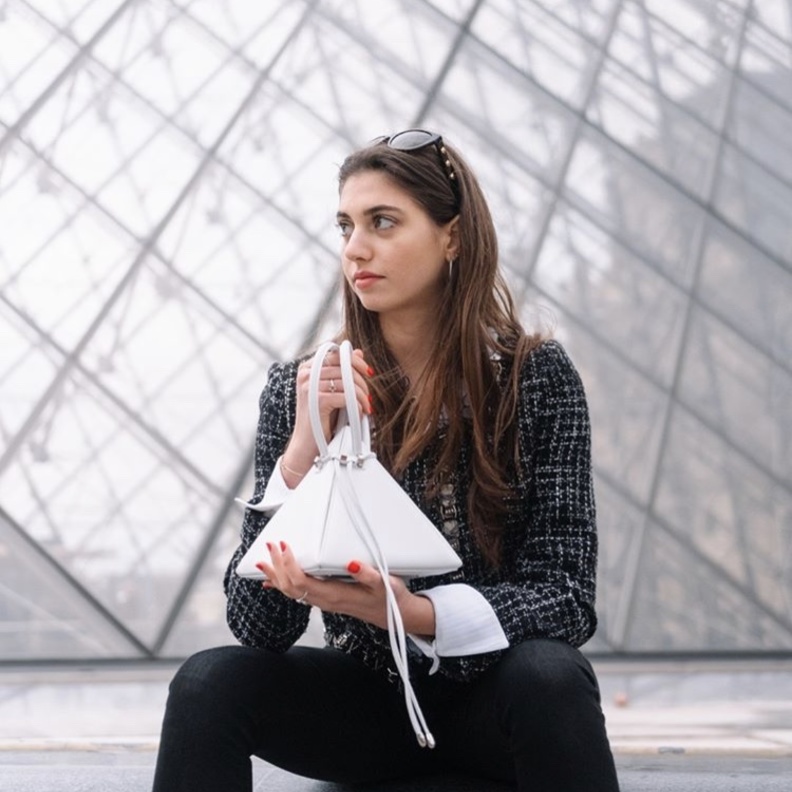 حقائب على شكل هرم مستوحاة من الأشكال الهندسية