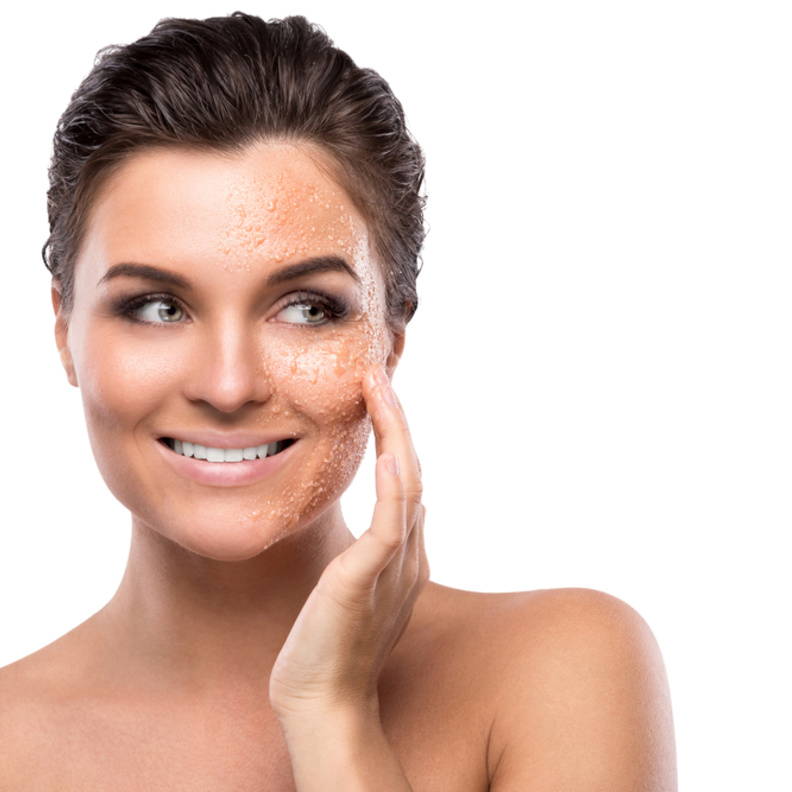 زيت اللوز من المكونات الفعالة مع ملح الليمون للبشرة الدهنيm