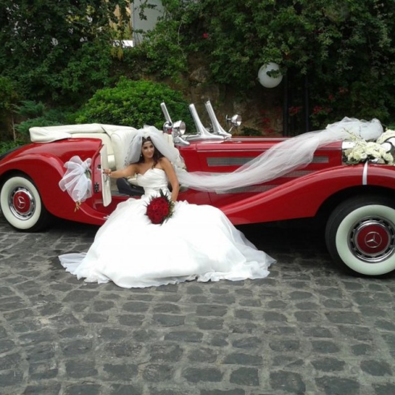 اذا تزامن عرسك مع فصل الربيع اختاري سيارة مكشوفة