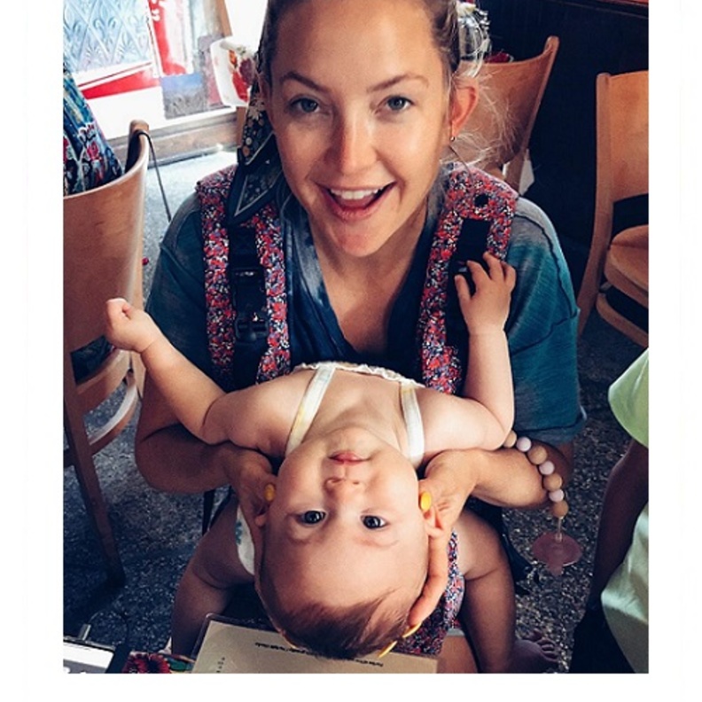 يبدو واضحاً أن راني ابنة كيت هدسون تُمضي لحظات ممتعة برفقة والدتها