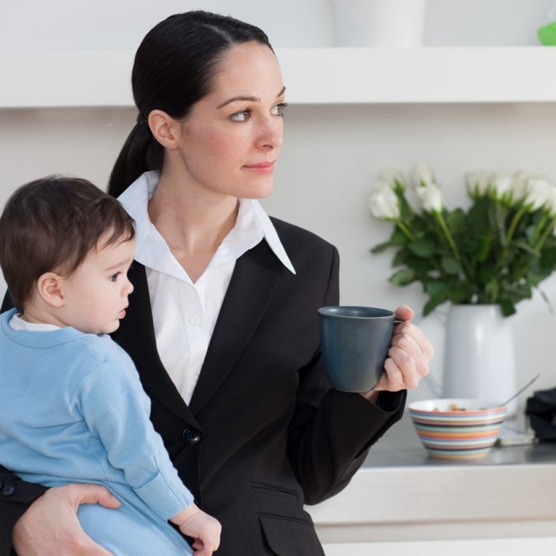 فوائد وأضرار عودة الأم للعمل بعد الولادة 