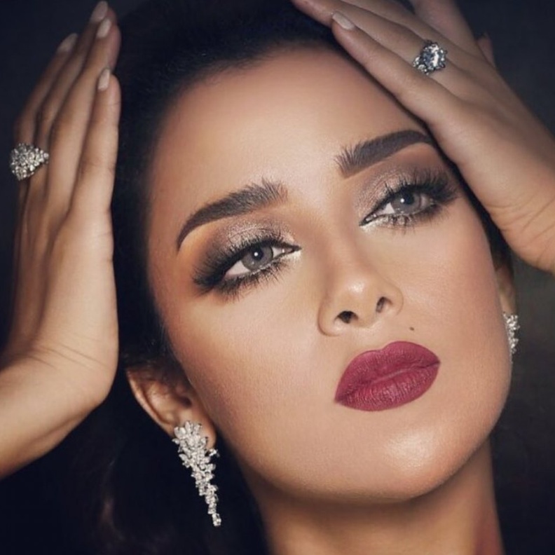 احمر شفاه مخملي لماع من وحي اطلالات بلقيس فتحي