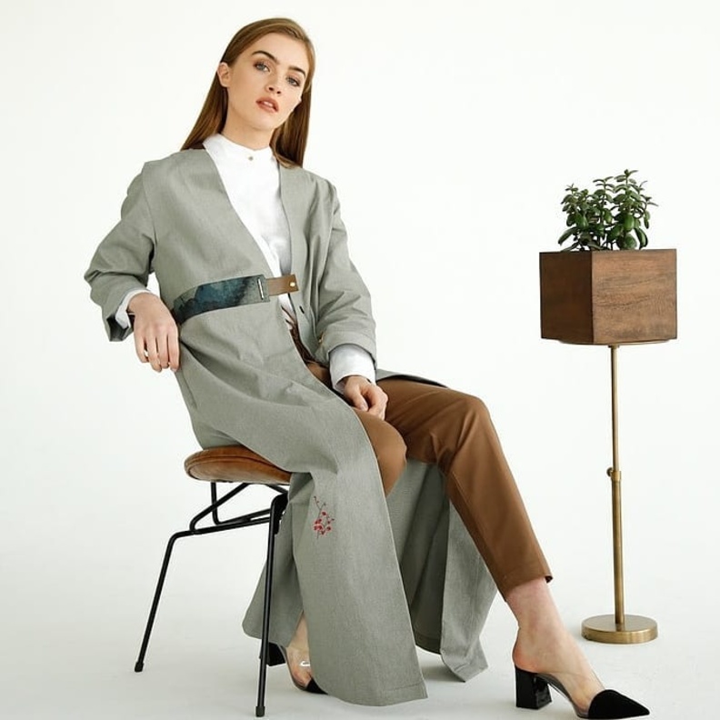 تصاميم أزياء مثالية لارتداؤها مع العباية