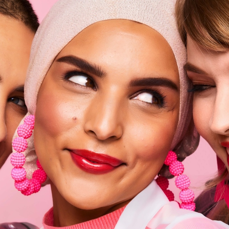 ارتقي بمظهرك هذا العيد بفضل إطلالة الحواجب بلون الحنّاء من Benefit Cosmetics