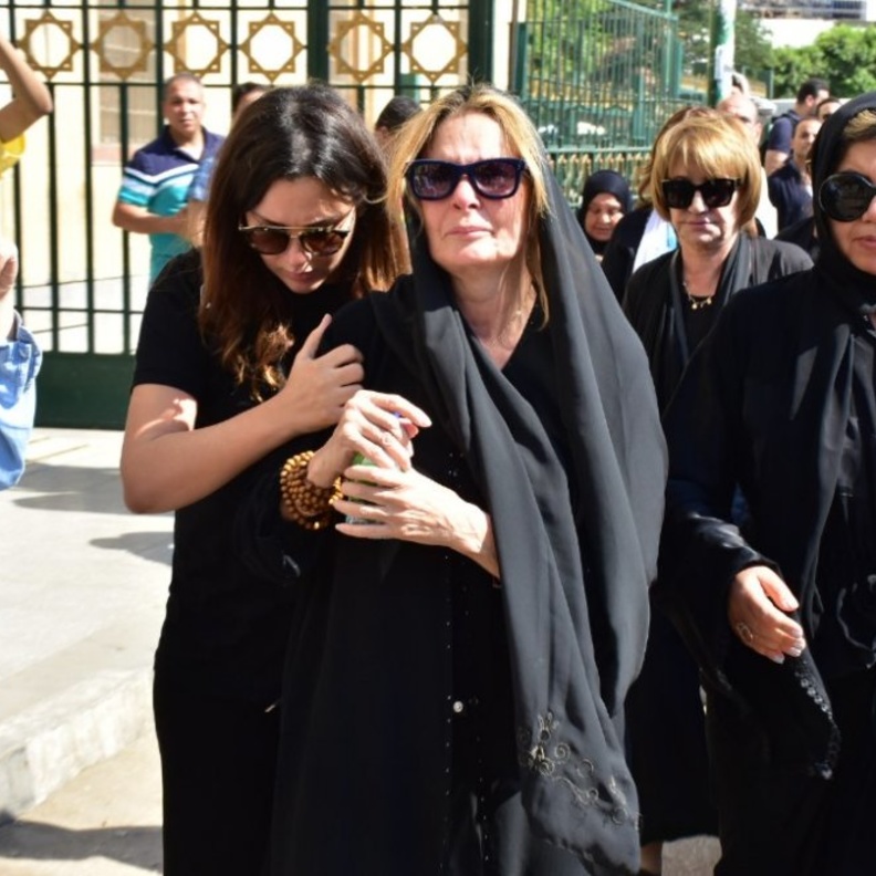 الفنانة يسرا