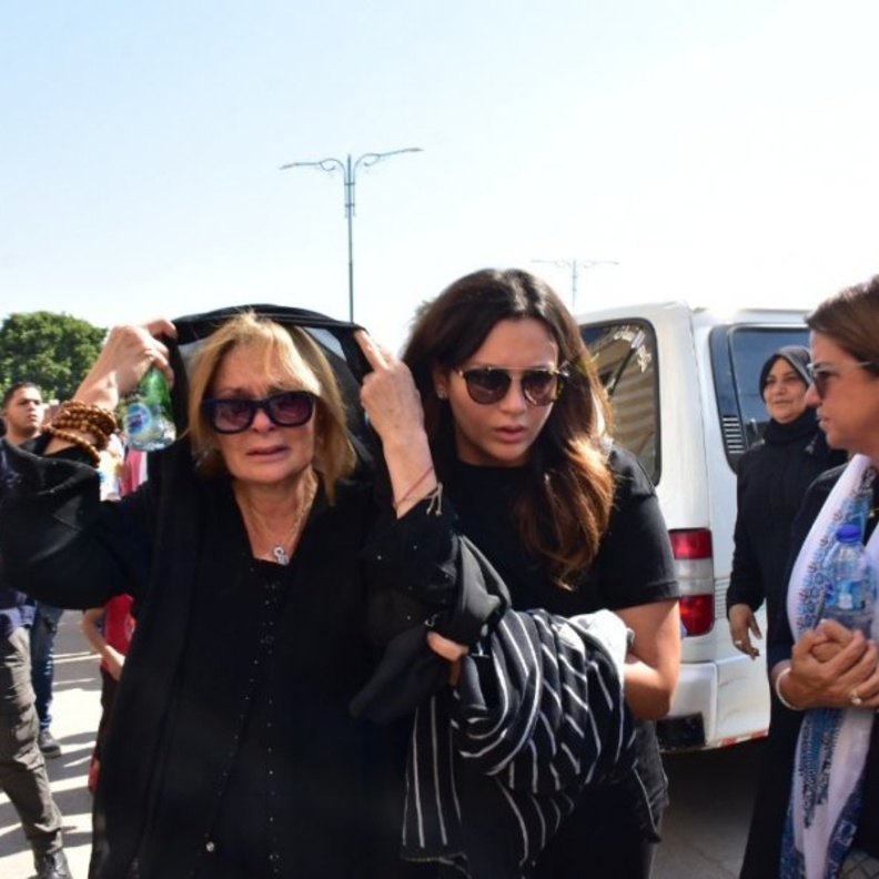 يسرا في جنازة والدتها