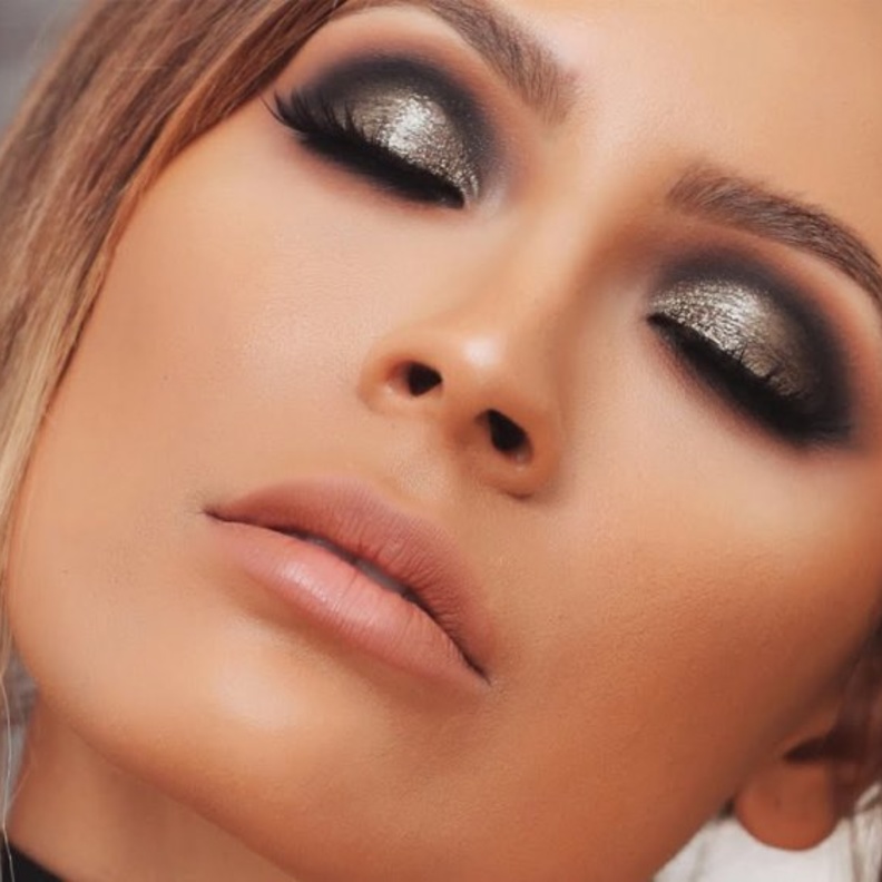 اللمسة الذهبية مع اللون الأسود