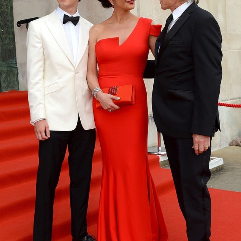 صورة تُظهر أناقة عائلة كاثرين زيتا جونس في حفل عشاء في مدينة سوانسي أمس