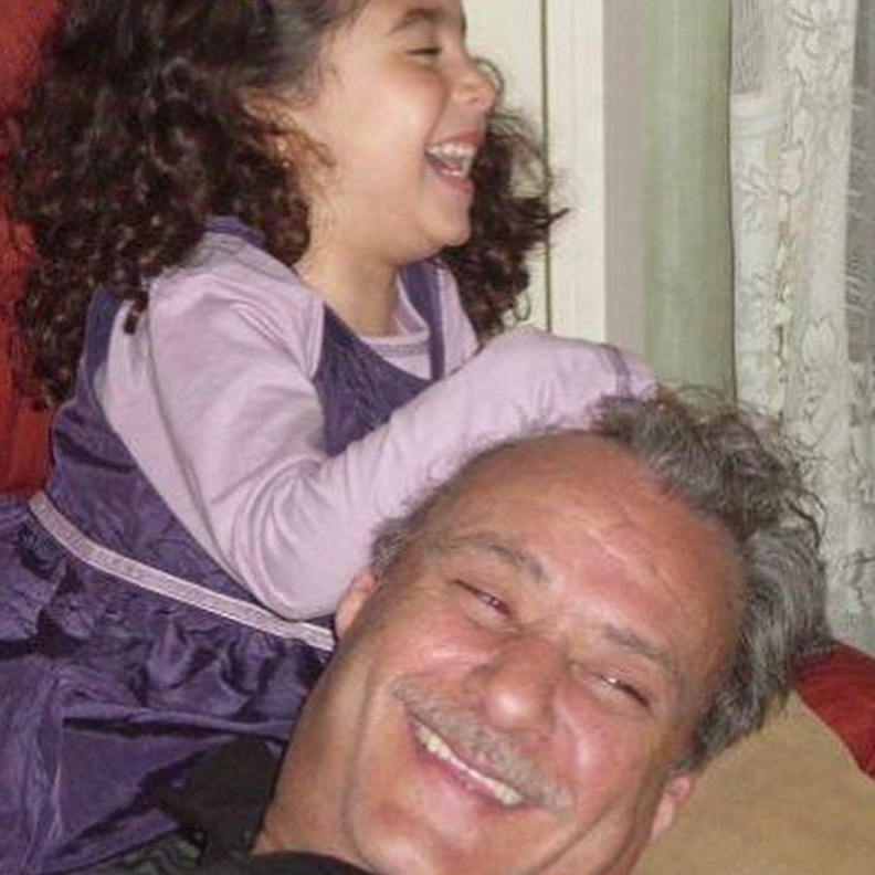 حفيدة فاروق الفيشاوي تبكي الجمهور بوداعها لجدها