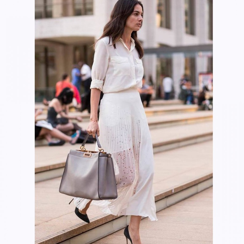 اطلالة جذابة بالأبيض والأسود مع الحقيبة البيج الكبيرة