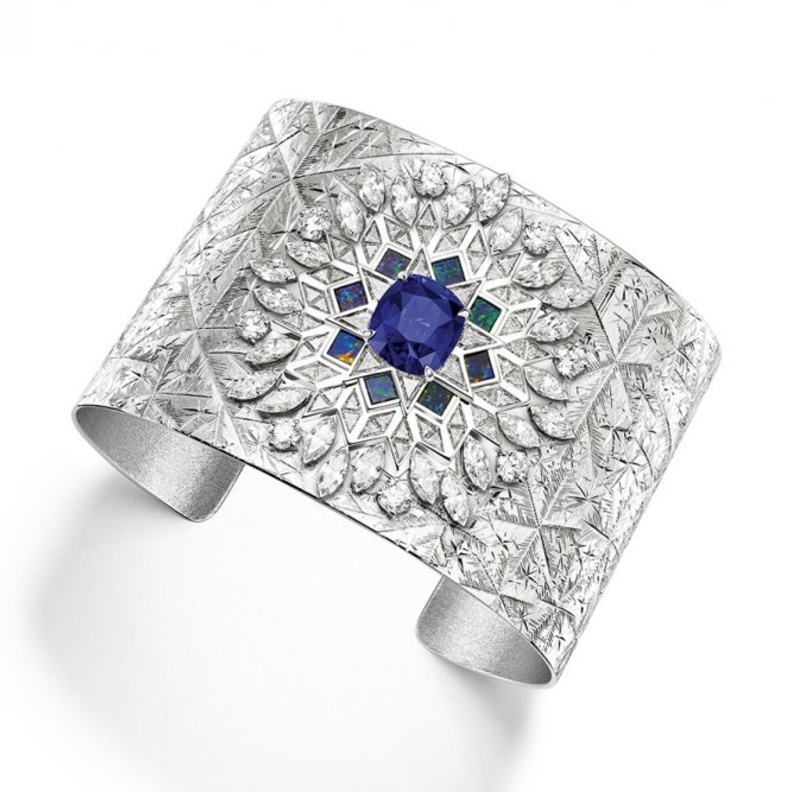 أقراط بتصميم جذاب من الماسات مزدانة بقطع من الصفير الوردي من Chaumet