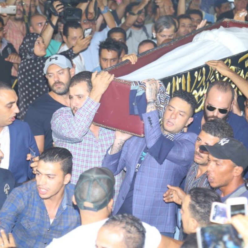 احمد الفيشاوي يحمل جثمان والده فاروق الفيشاوي