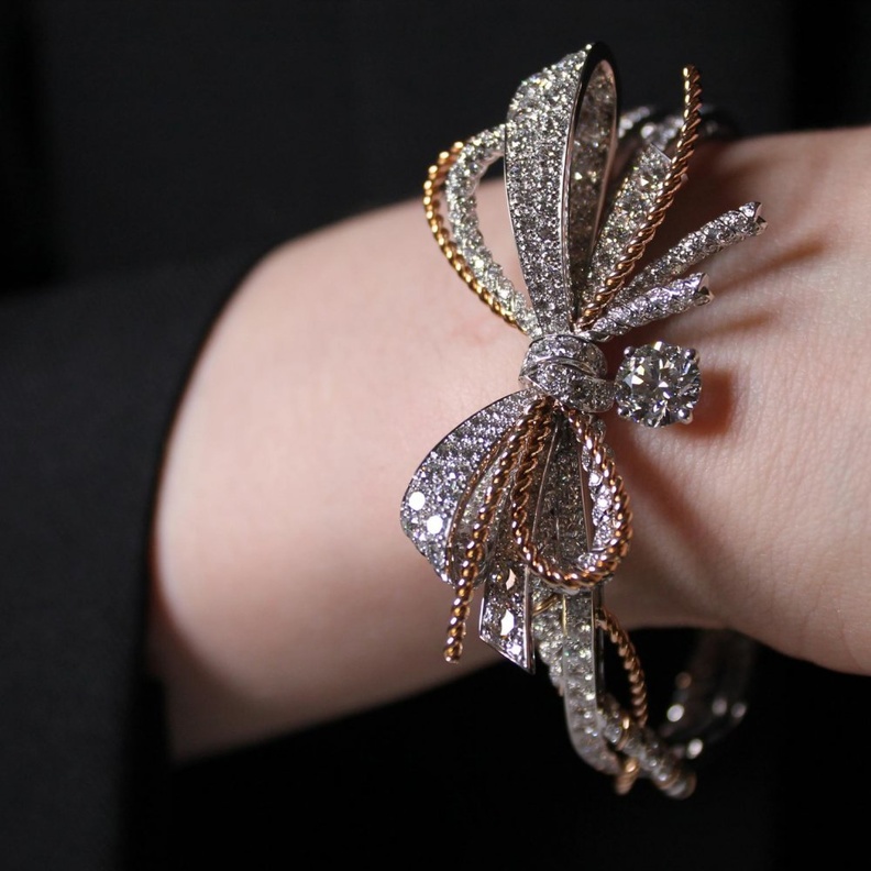 اساور خطوبه بشكل الفيونكة من دار Chaumet