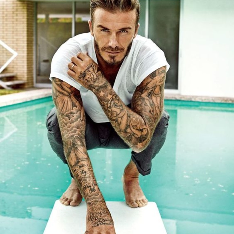 أسلوب بسيط وشبابي بالجينز الداكن مع التيشرت السادة