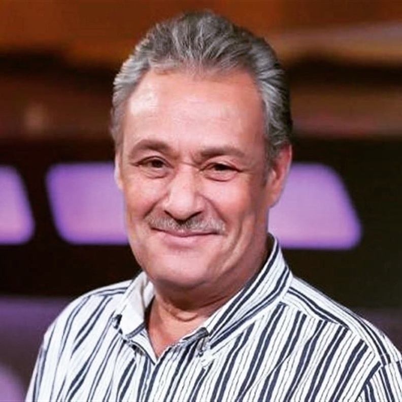 احمد الفيشاوي يحمل نعش والده فاروق الفيشاوي