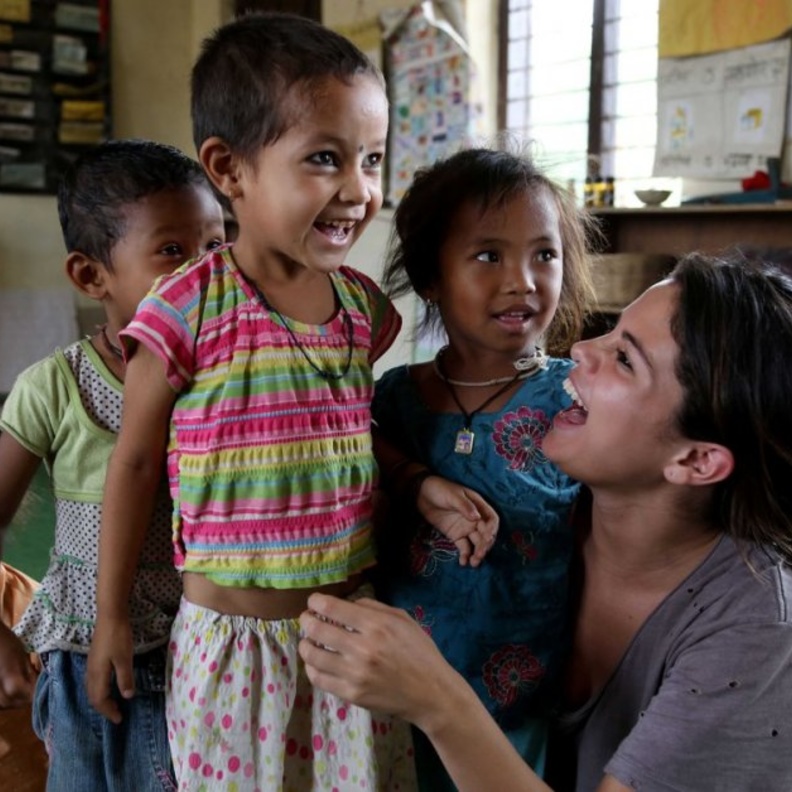 سيلينا جوميز ونشاطها الإنساني