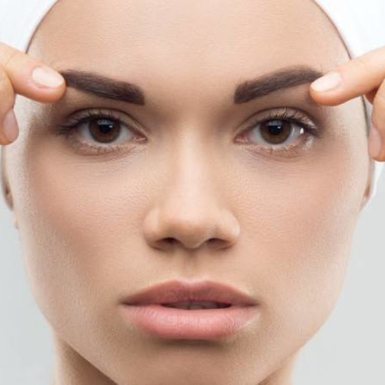 احصلي على حواجب كثيفة وجميلة من خلال عملية زرع الحواجب