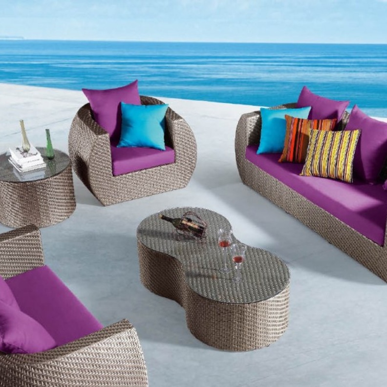 الأحمر القوي في ديكورات جلسات خارجية يتميز بتصاميم الأثاث العصرية