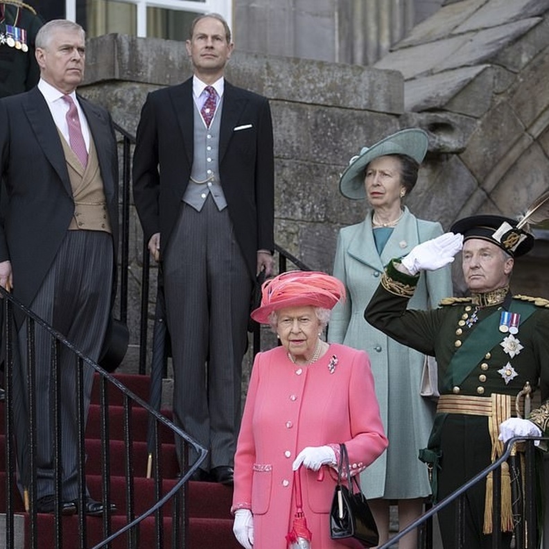  ملكة بريطانيا تطلب توظيف مدير لقصر هوليرود