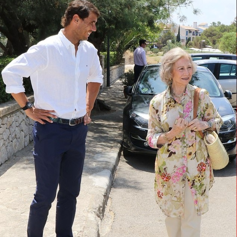 نجم التنس الإسباني رافاييل نادال يقابل ملك وملكة إسبانيا السابقين