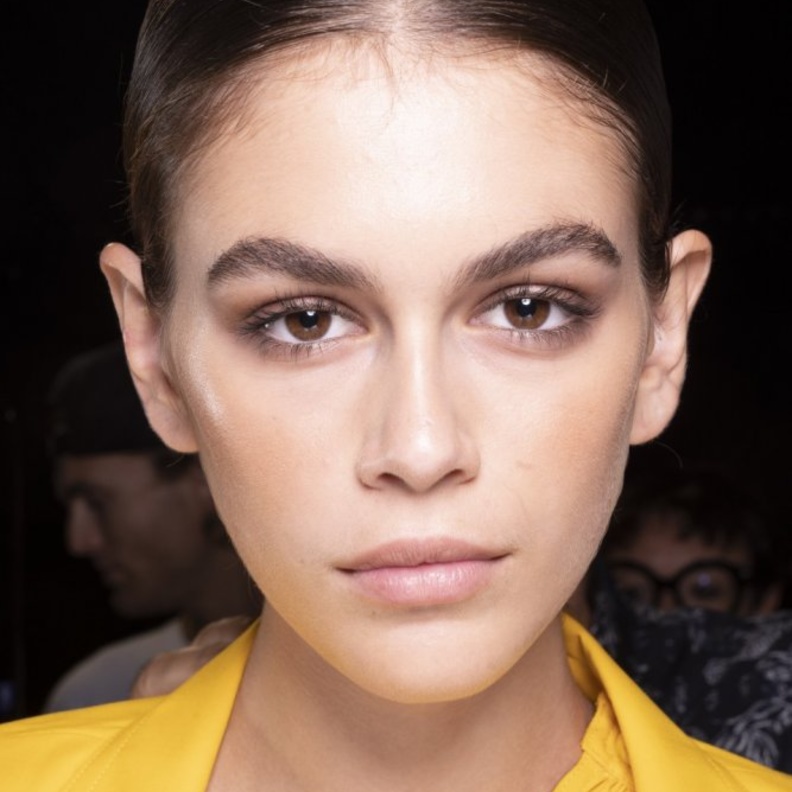 حواجب طبيعية لصيف 2019 من Balmain