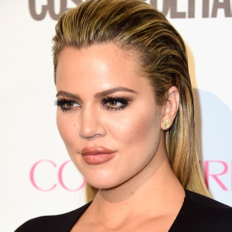 تسريحة الشعر المبلل مع الخصل الطويلة على طريقة Khloe Kardashian
