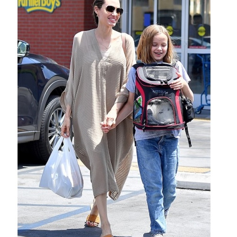 تألقت أنجلينا جولي Angelina Jolie برفقة ابنتها بموضة القفطان الواسع
