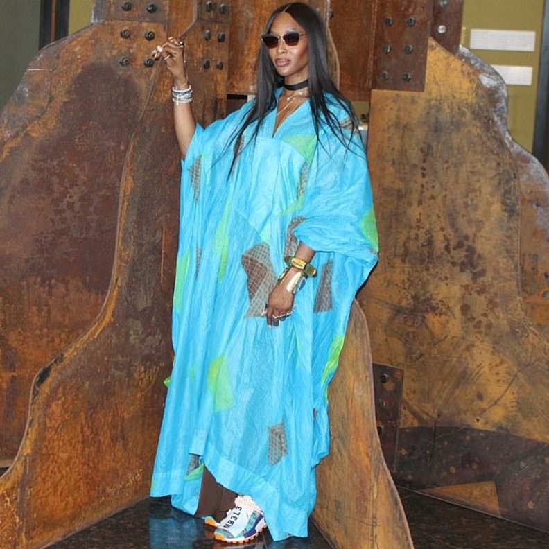 أطلت كامبل بقفطان بلون أزرق وبقصة واسعة، تميّز برقعات باللونين الأخضر والبنيّ