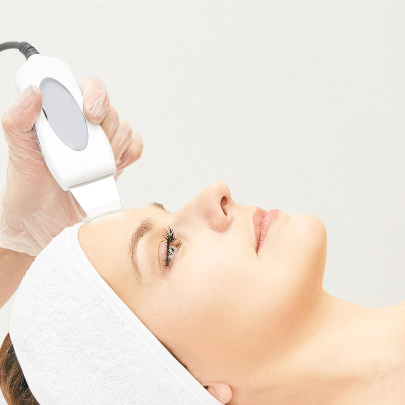 الجئي إلى تقشير الوجه بالليزر للحفاظ على بشرتك، وتعرفي على أهم فوائد وأضرار هذا التقشير