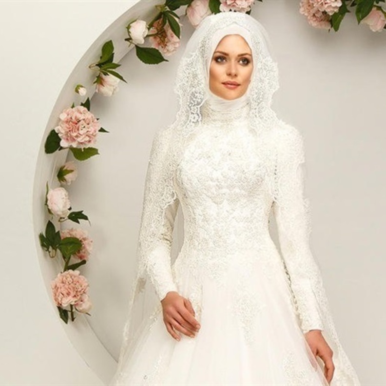 اختاري الألوان الترابية أو البراقة مع ألوان أحمر شفاه فاتحة للحصول على مكياج ناعم يوم زفافك