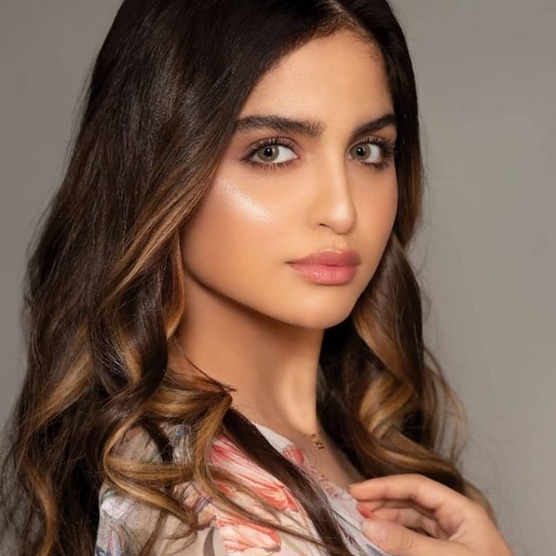 حلا الترك و دنيا بطمة في منافسة جمالية