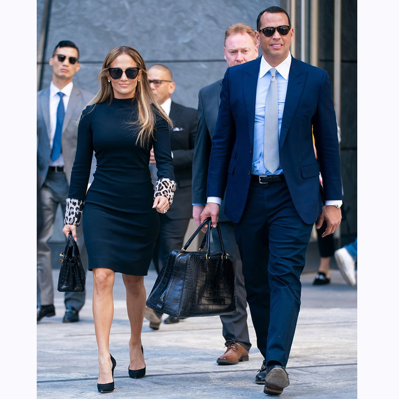 إطلالة جنيفر لوبيز برفقة خطيبها ألكيس رودريجيز بفستان فضي فاخر وبراق من توقيع Tom Ford