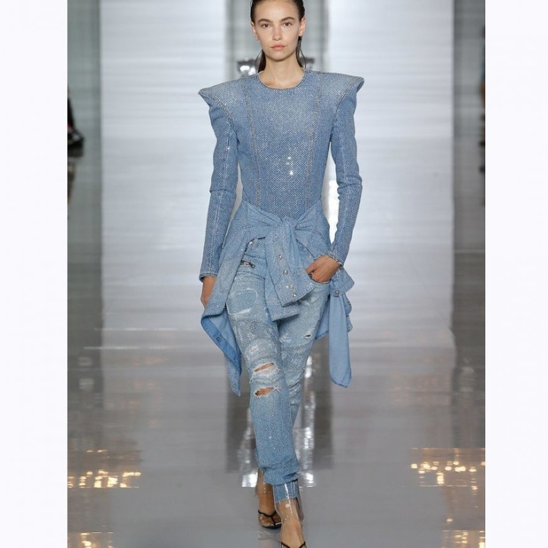 الأبيض من الألوان التي يسهل تنسيقها مع اللون الأزرق