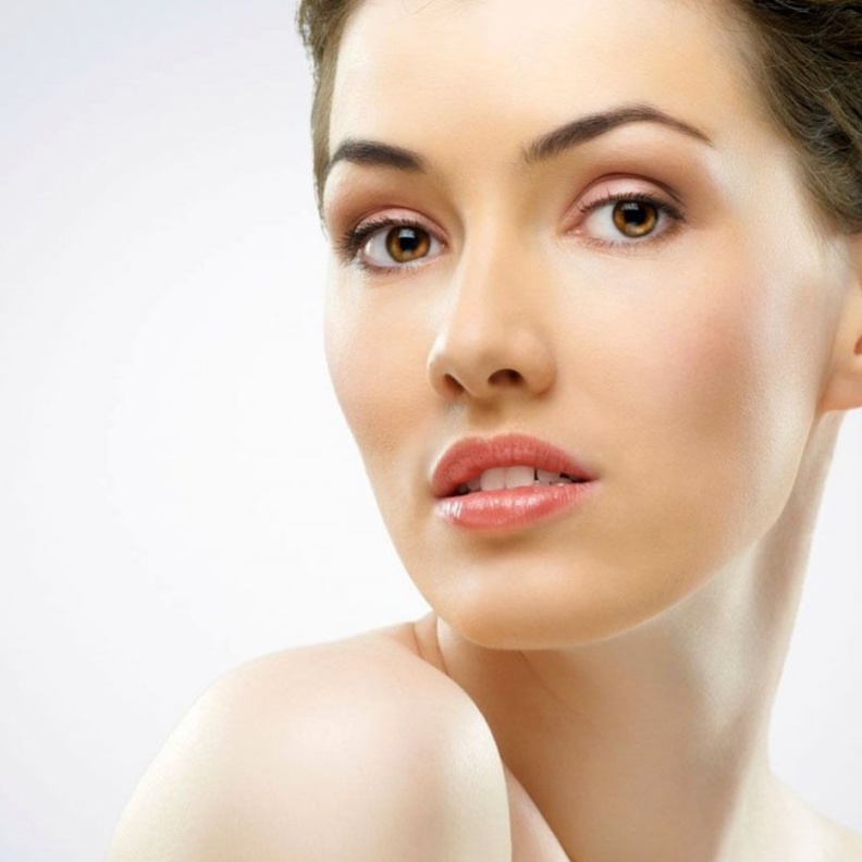  لا غنى عن مكعبات ماء الورد الثلجية مع ماسك الشبه والحليب لشد البشرة