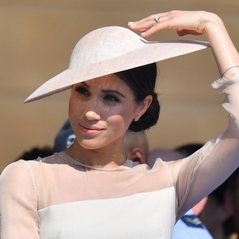أكسسوارات شعر ميغان ماركل مع القبعات الدائرية الصغيرة