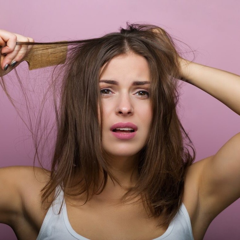 تعلمي كيفية فك تشابك الشعر بطريقة طبيعية