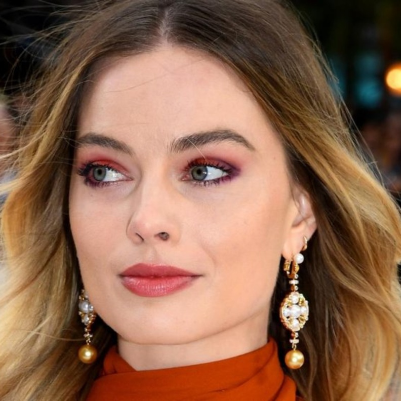  الجميلة مارغوت روبي بأجمل رسمات المكياج المرجاني والبنفسجي