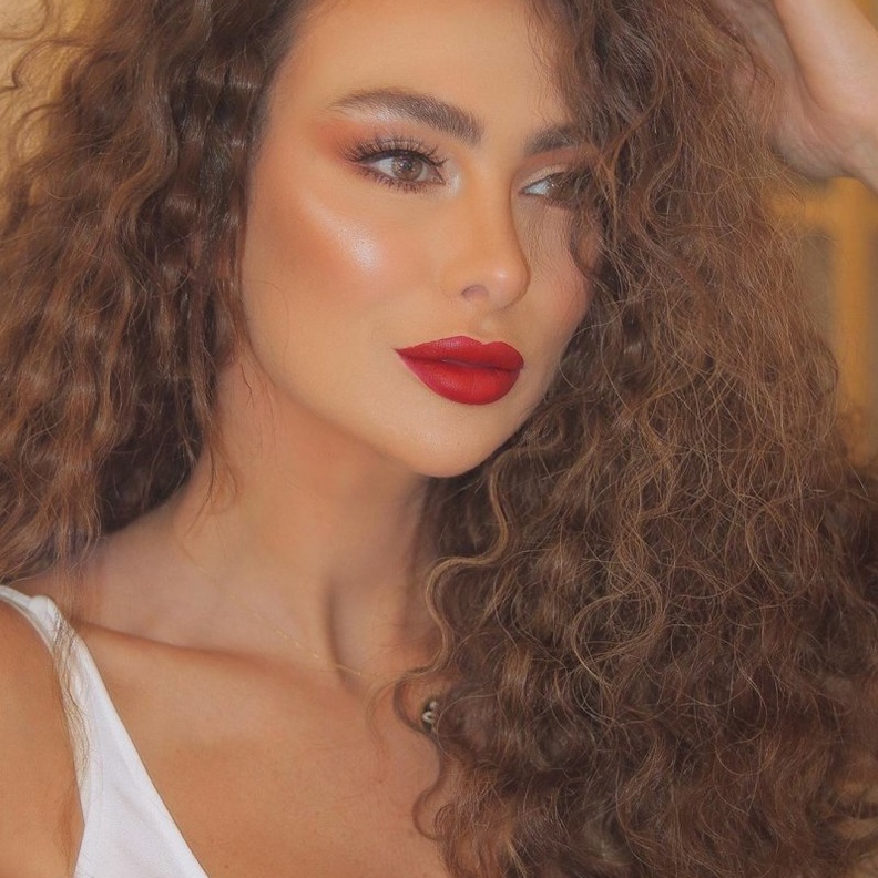 ياسمين صبري اعتمدت الكيرلي في جلسة تصوير سابقة