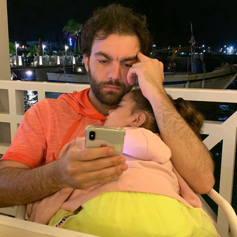 شريف رمزي يشكو من معاناته في رعاية اطفالها