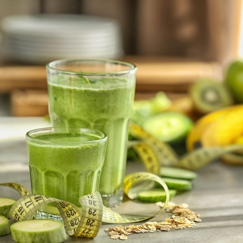 سموثي السبانخ و الموز و الفراولة من المشروبات المفيدة لانقاص الوزن