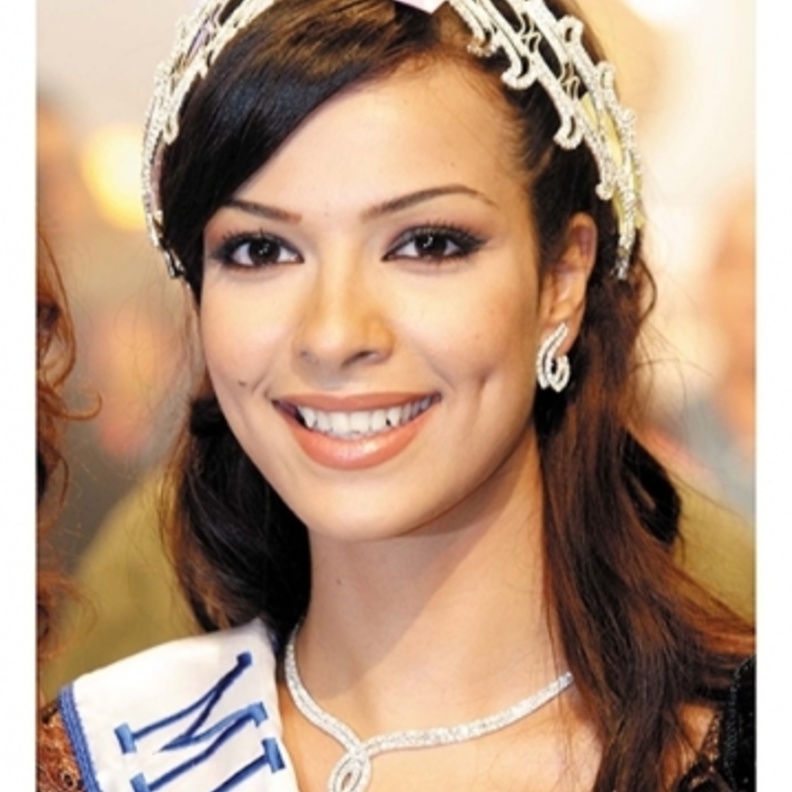 نادين نجيم تثير الاعجاب بإجابتها في حفل ملكة جمال لبنان 2004