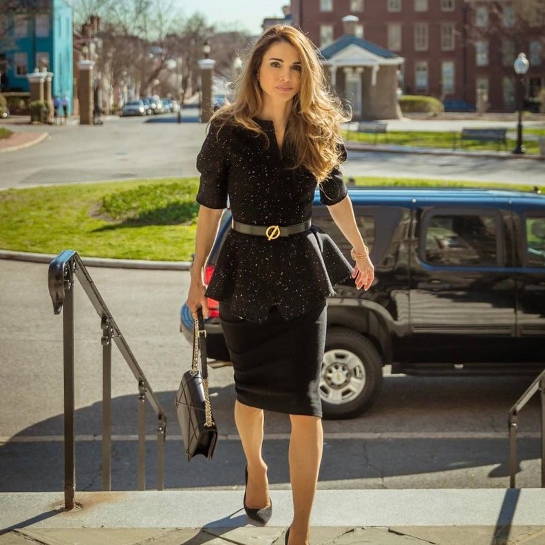  اللون الأبيض يزيّن إطلالة الملكة رانيا بموضة الحزام