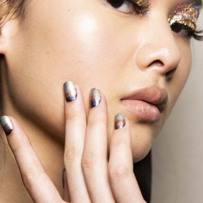  صور رسومات مناكير ملونة بأسلوب الفرنش لإطلالات النهار من Christian Siriano