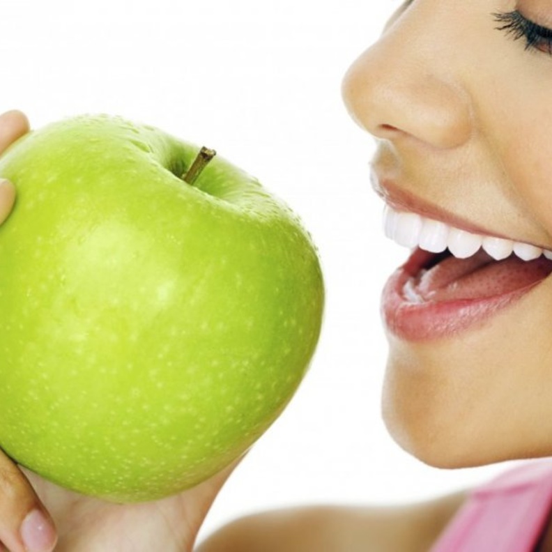 التفاح يحتوي على بكتيريا تعزز صحة الأمعاء