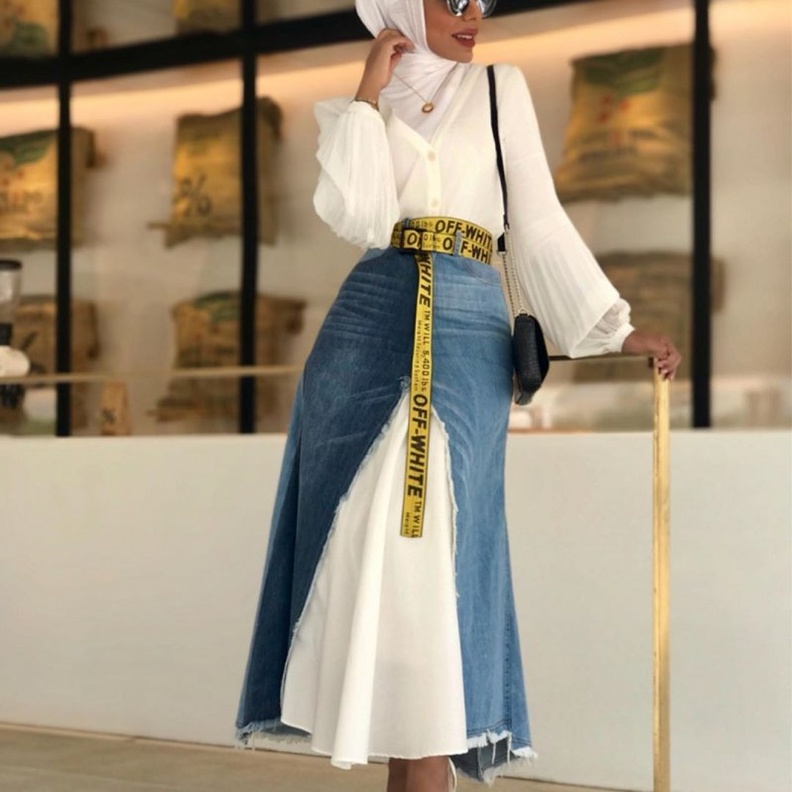 بنطلون جينز مع قميص وردي بتفاصيل أنثوية جذابة