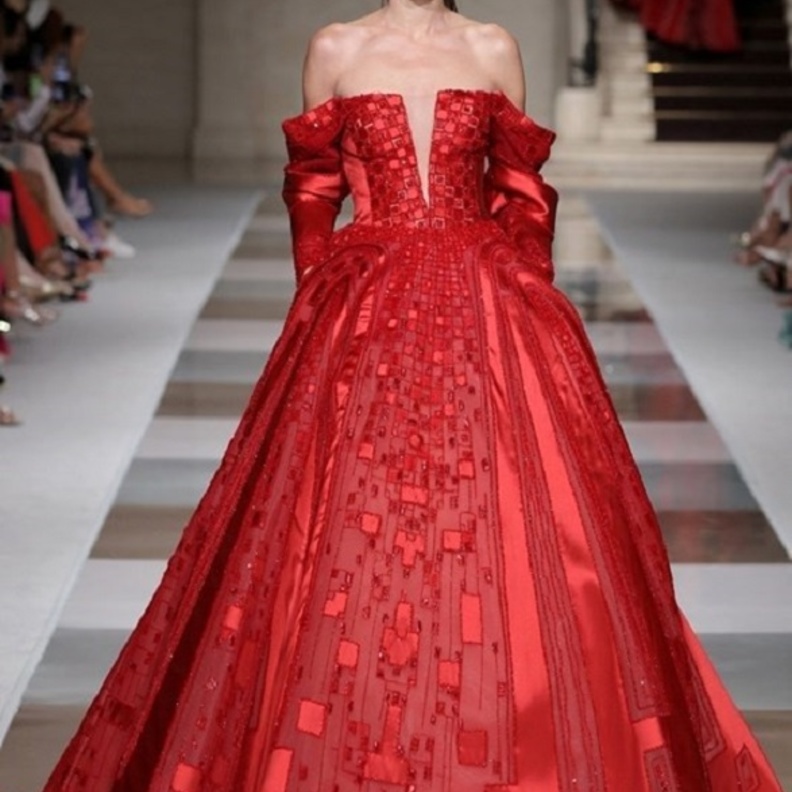 فستان بأكمام منسدلة