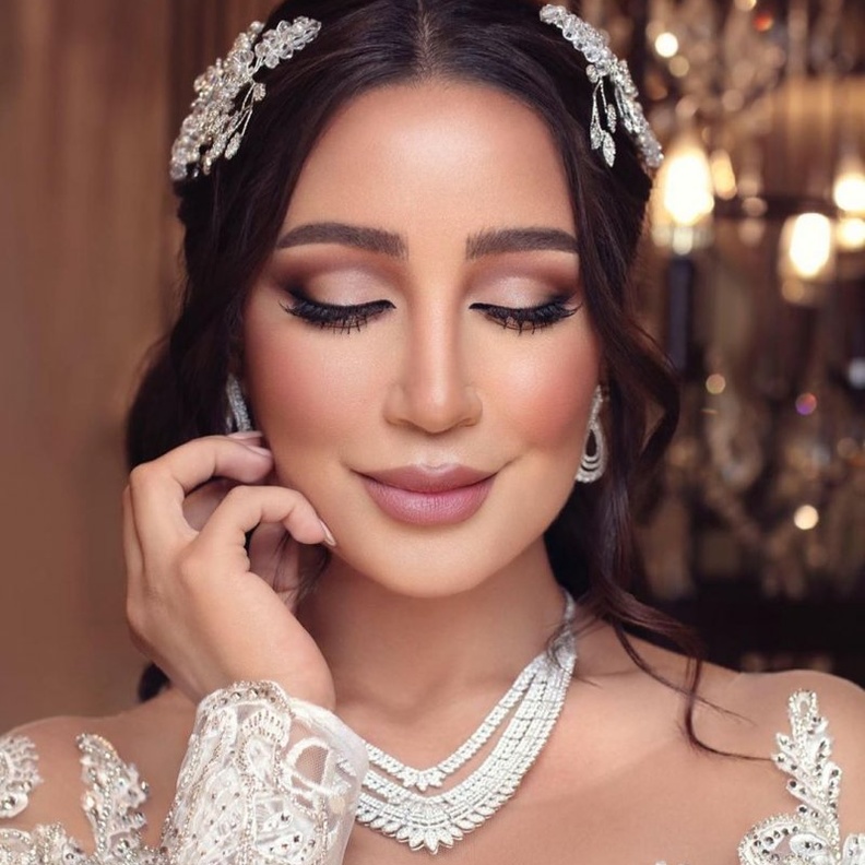  أمل العنبري مع باقة ورود مميزة