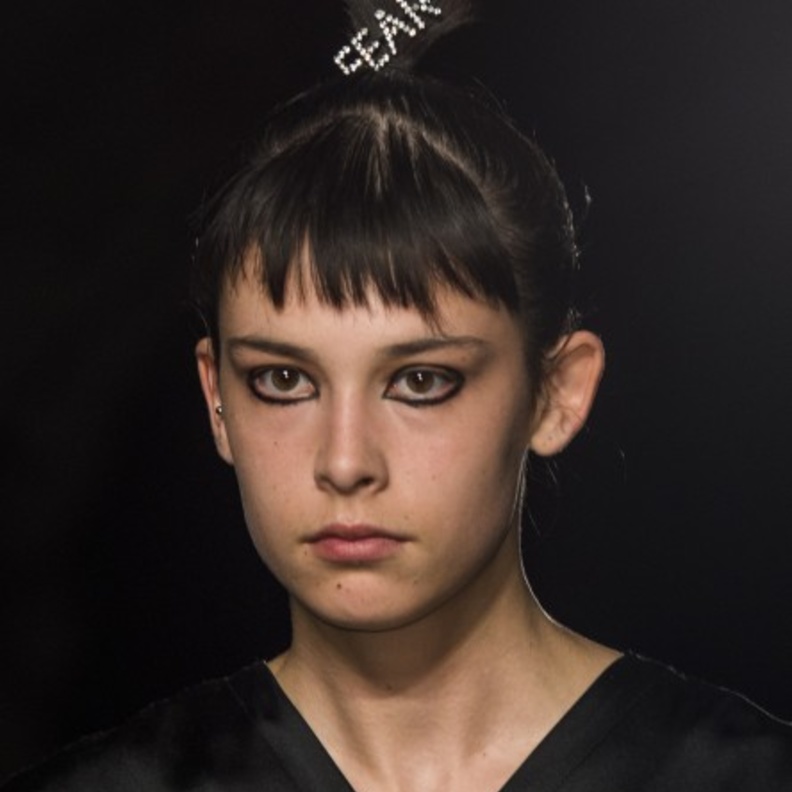 أجمل تسريحات شعر لصيف 2019 مع الأكسسوارات البراقة من Versace