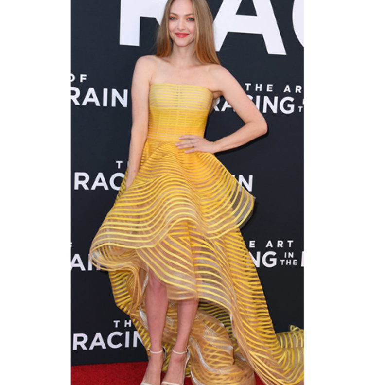 إطلالة راقية للجميلة ‏JANELLE MONÁE‏ بموضة البدلة العصرية البارزة بالخطوط المقلمة من ‏دارRalph Lauren