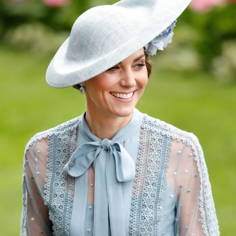  إطلالة من ماركة Kate Spade بطبعة الورود